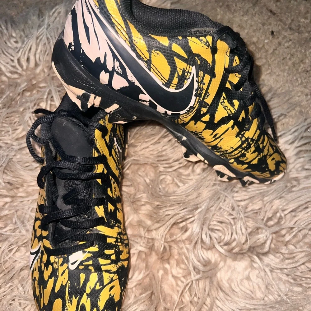 Nike Gold and Black Cleats - Picture 4 of 4